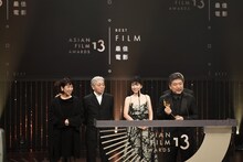 第13回アジア・フィルム・アワード授賞式にて、左から三ツ松けいこ、細野晴臣、安藤サクラ、是枝裕和。