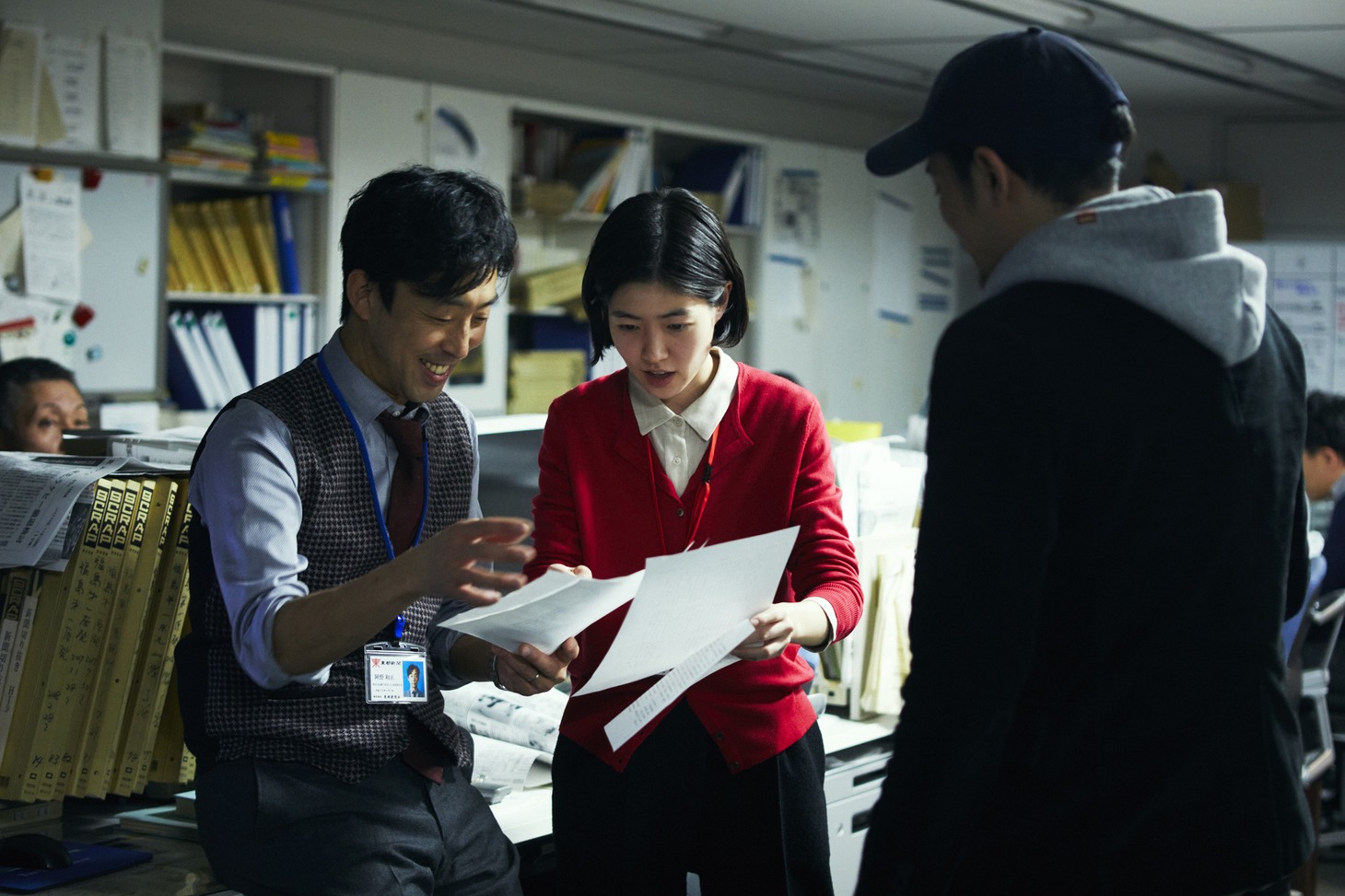 「新聞記者」メイキング写真。左から北村有起哉演じる社会部デスクの陣野和正、シム・ウンギョン演じる吉岡エリカ、監督の藤井道人。