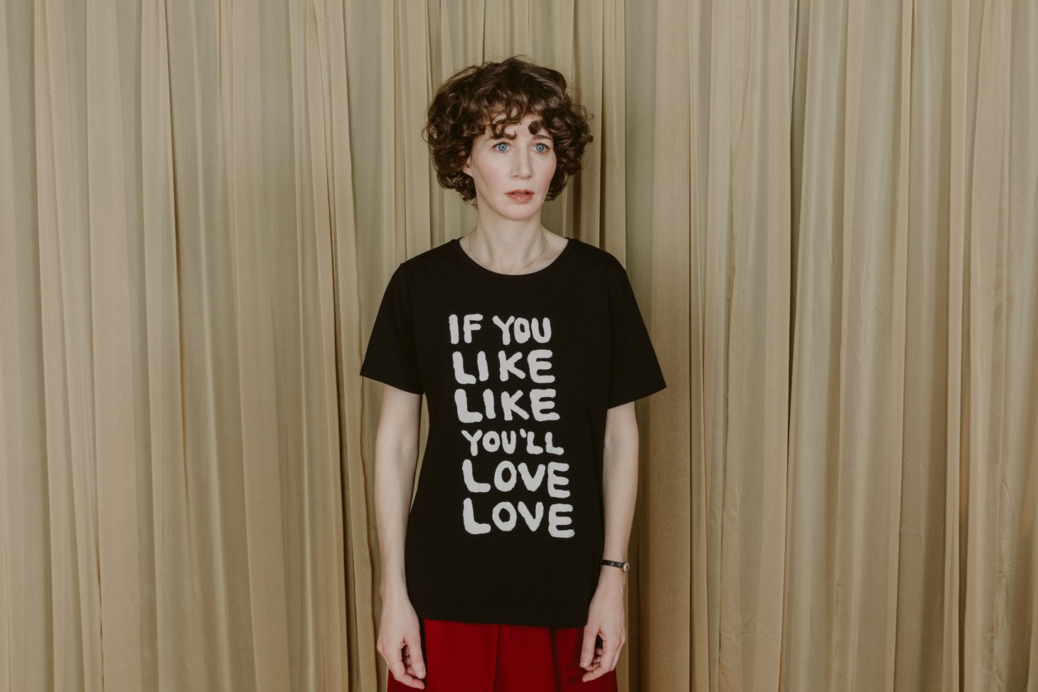 コラボUTを着用したミランダ・ジュライ。(c) Miranda July (c) Elizabeth Weinberg