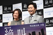 「連続ドラマW 絶叫」第1話完成披露試写会の様子。「怖い顔してください」というカメラマンからのリクエストに、この日一番の笑顔で応える尾野真千子（左）、安田顕（右）。