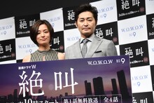 左から尾野真千子、安田顕。