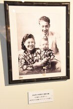 父・中谷襄水と母・清子に抱かれる0歳の樹木希林。