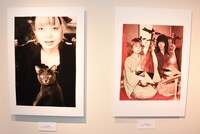 向田邦子から譲られた猫と樹木希林（左）と、琵琶を弾く内田裕也と樹木希林（右）。