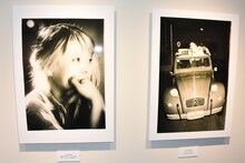 ドラマ「寺内貫太郎一家」撮影時の31歳の樹木希林（左）と、愛車のシトロエン2CVに乗る樹木希林（右）。