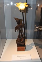 トロフィーをリメイクしたランプ。