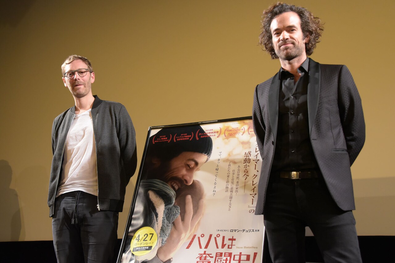 「パパは奮闘中！」トークイベントにて、左からギヨーム・セネズ、ロマン・デュリス。