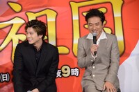 左から新田真剣佑、ムロツヨシ。