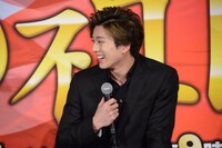 タピオカミルクティーのおいしさを力説する松重豊に笑顔を向ける新田真剣佑。