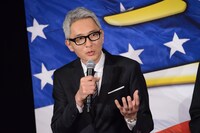 新田真剣佑からもらったタピオカミルクティーのおいしさを力説する松重豊。