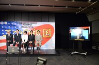 「二つの祖国」会見で小栗旬との生中継が行われたときの様子。