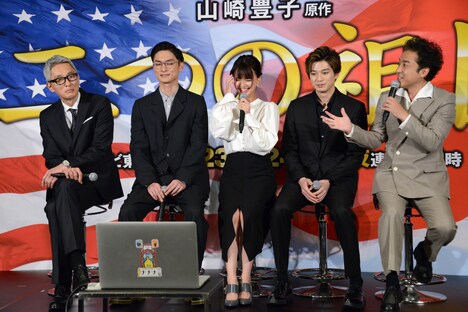 「二つの祖国」会見で小栗旬との生中継が行われたときの様子。左から松重豊、高良健吾、多部未華子、新田真剣佑、ムロツヨシ。