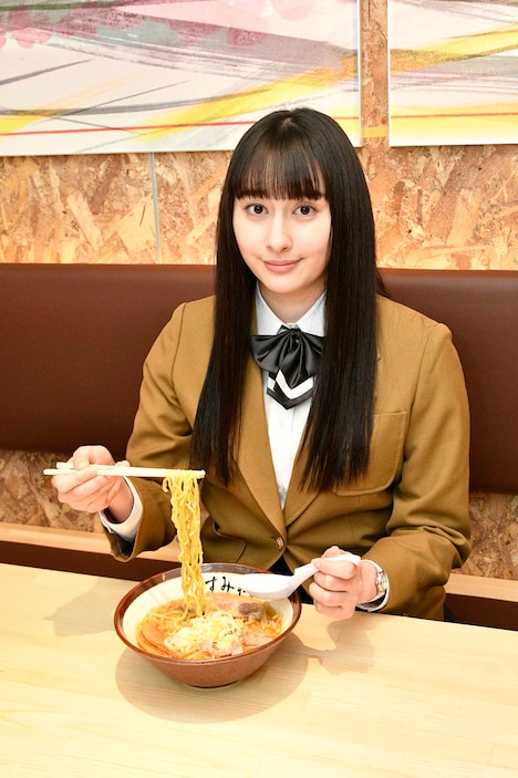 早見あかり演じる小泉さん。