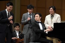 中島健人の演奏を見守るキャストたち。