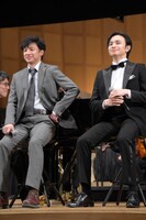 左から東山紀之、中島健人。