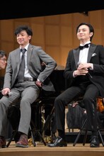 左から東山紀之、中島健人。