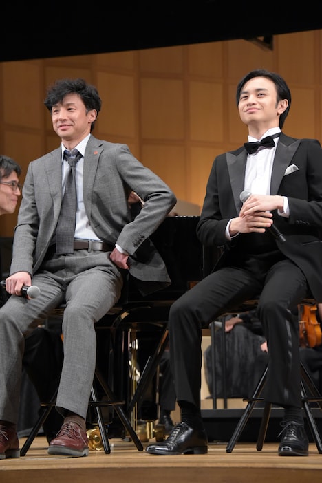 左から東山紀之、中島健人。