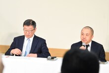 左から多田憲之、白石和彌。