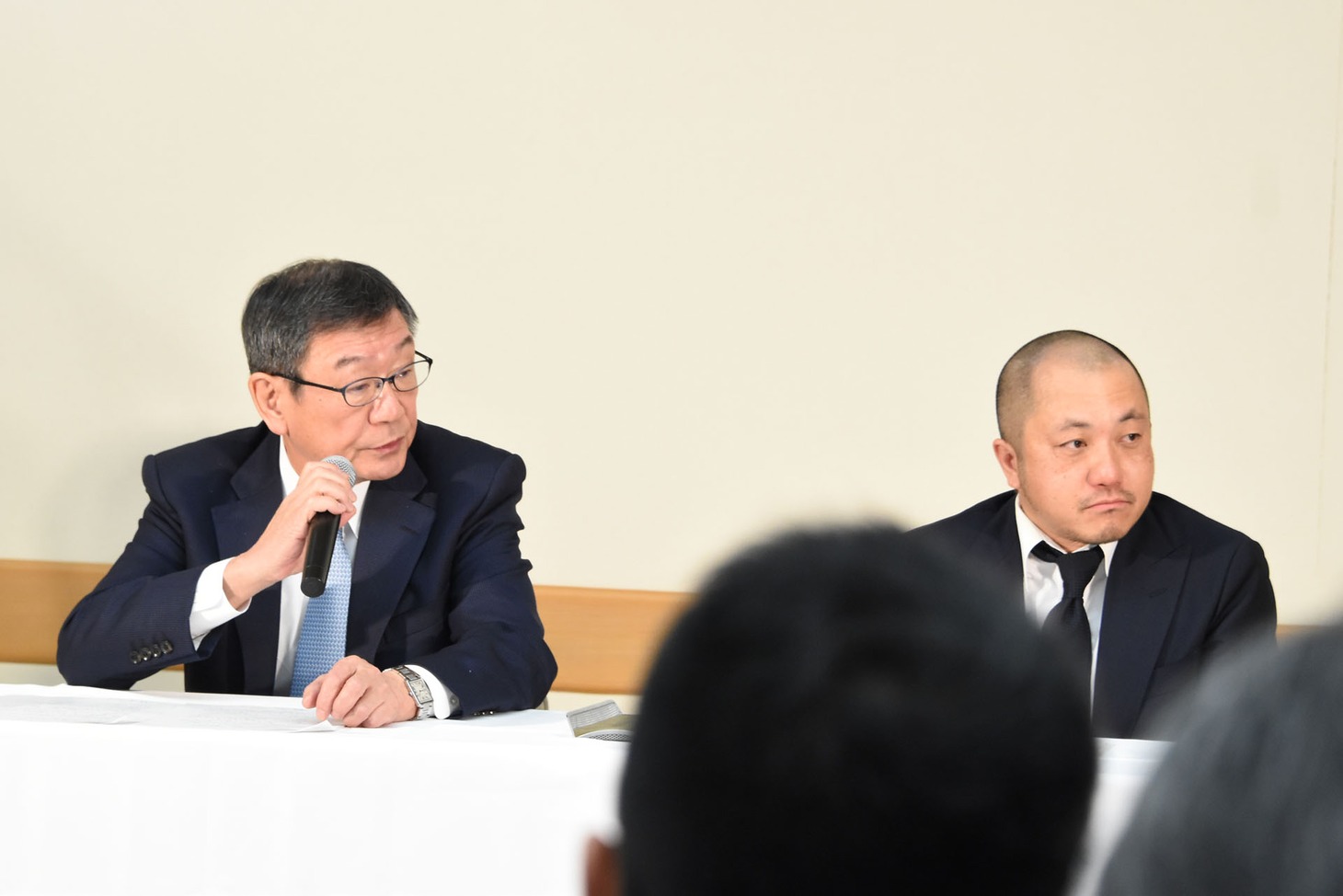 左から多田憲之、白石和彌。