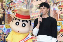 左からしんのすけ、小島よしお。