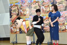 左からしんのすけ、小島よしお、木南晴夏。