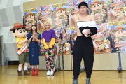 気持ちを入れるために服を脱ぐ小島よしお（右手前）。