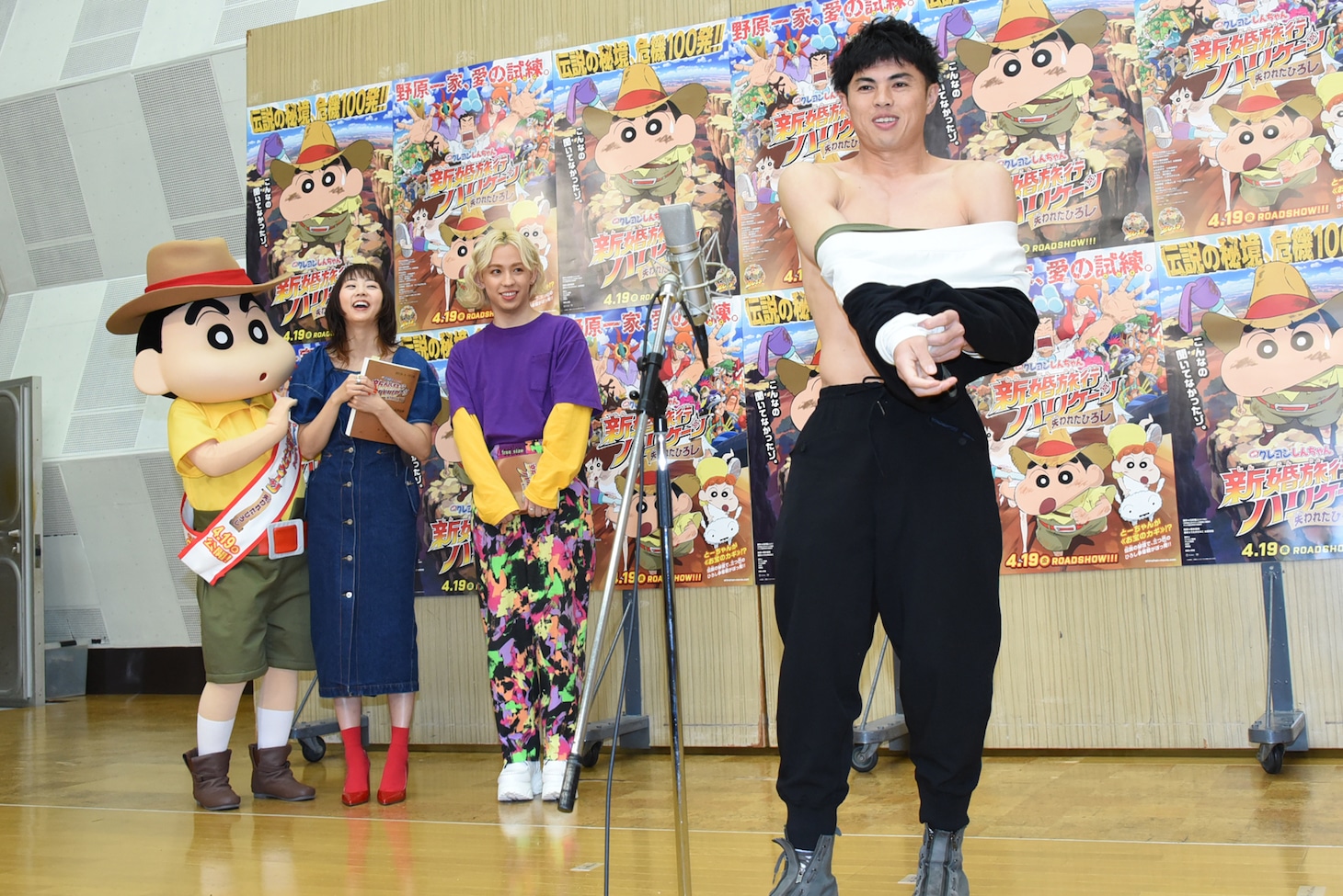 気持ちを入れるために服を脱ぐ小島よしお（右手前）。