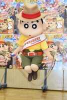 ロープで縄跳びをするしんのすけ。