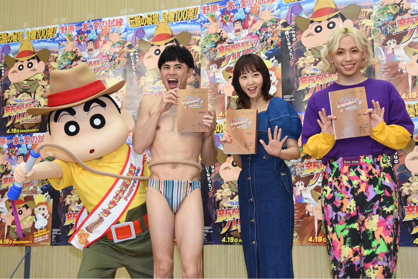 「映画クレヨンしんちゃん 新婚旅行ハリケーン ～失われたひろし～」公開アフレコイベントの様子。左からしんのすけ、小島よしお、木南晴夏、りゅうちぇる。