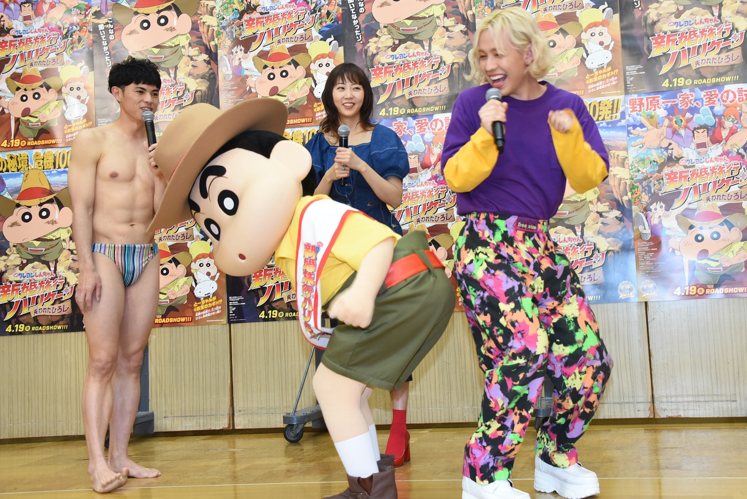 ぶりぶり体操をするしんのすけ（左）とりゅうちぇる（右）。