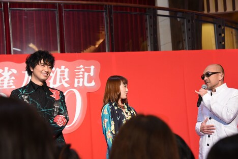 左から斎藤工、もも、竹中直人。