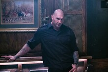 「大脱出2」より、デイヴ・バウティスタ演じるデローサ。