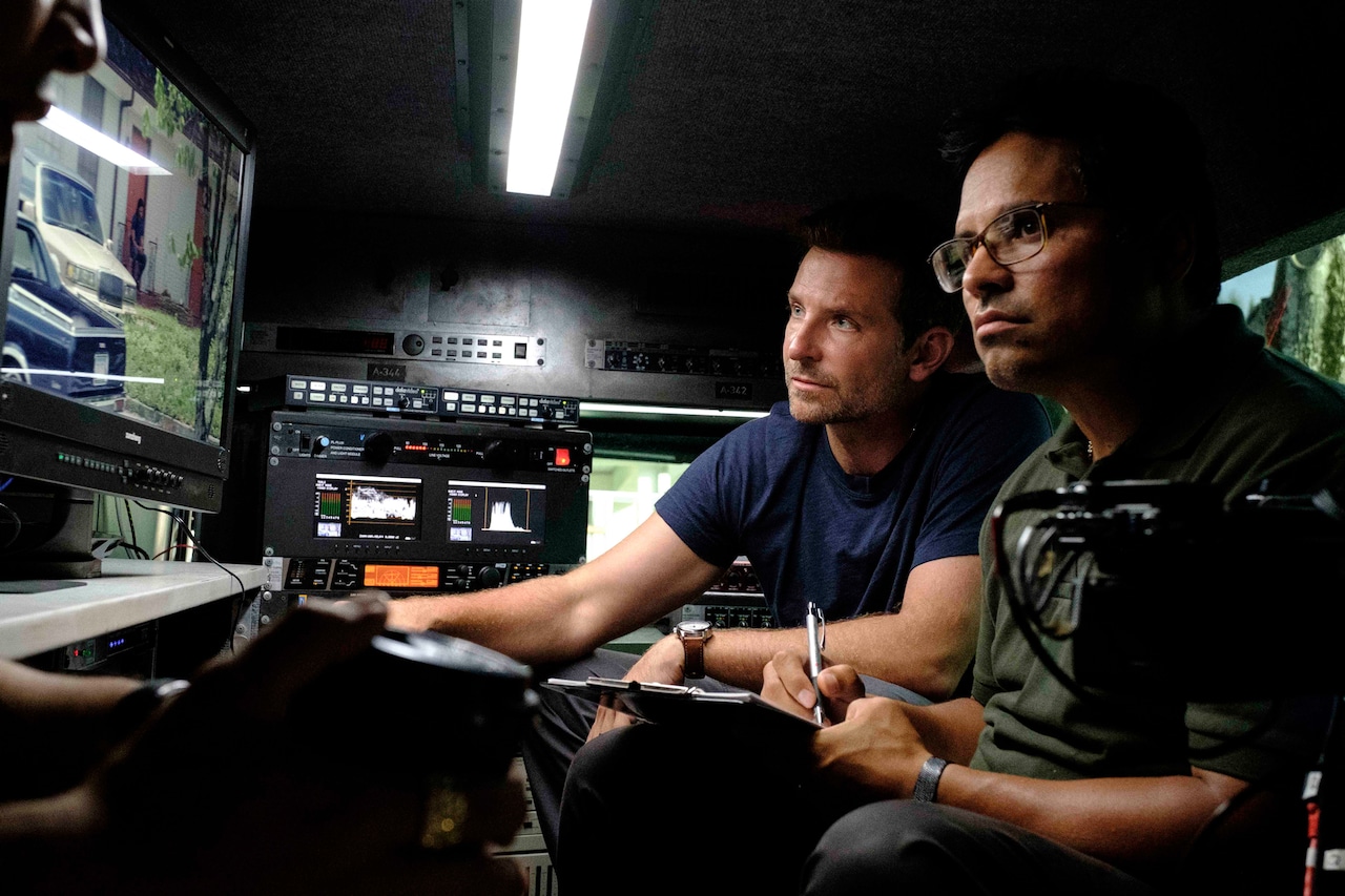 ブラッドリー・クーパー演じる捜査官が麻薬組織員にラテ渡す「運び屋」本編映像