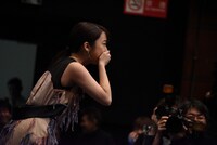 サイン入りボールを観客にぶつけてしまった上白石萌音。