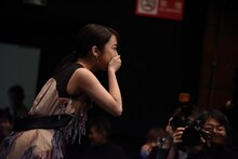 サイン入りボールを観客にぶつけてしまった上白石萌音。