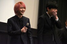 上白石萌音の投球を見て爆笑する横浜流星（左）と杉野遥亮（右）。