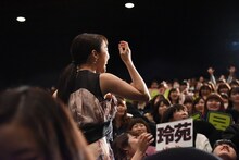 サイン入りボールを投げる上白石萌音。