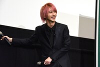 上白石萌音の投球を見て爆笑する横浜流星。