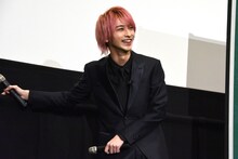 上白石萌音の投球を見て爆笑する横浜流星。