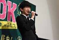 上白石萌音の投球を見て爆笑する杉野遥亮。