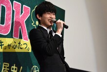 上白石萌音の投球を見て爆笑する杉野遥亮。