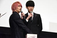 くじを引く横浜流星（左）と杉野遥亮（右）。