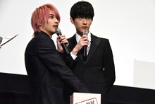 くじを引く横浜流星（左）と杉野遥亮（右）。