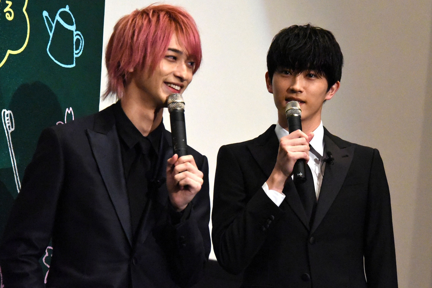 左から横浜流星、杉野遥亮。
