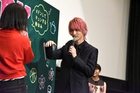 ファンを手招きする横浜流星（右）。