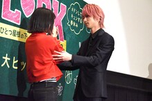 ファンに壁ドン体験をプレゼントする横浜流星（右）。