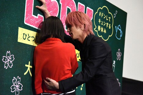 ファンに壁ドン体験をプレゼントする横浜流星（右）。