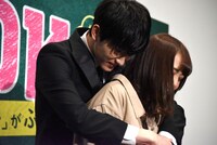 ファンにバックハグ体験をプレゼントする杉野遥亮（左）。