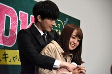 ファンにバックハグ体験をプレゼントする杉野遥亮（左）。