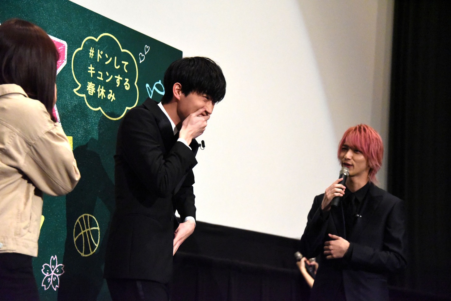 セリフを噛んでしまった杉野遥亮（中央）。