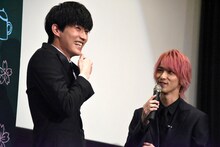 セリフを噛んでしまった杉野遥亮（左）と、ツッコむ横浜流星（右）。